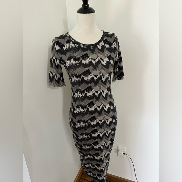 Vintage LuLaRoe Black and Gray Zigzag XS Julia - Picture 1 of 4